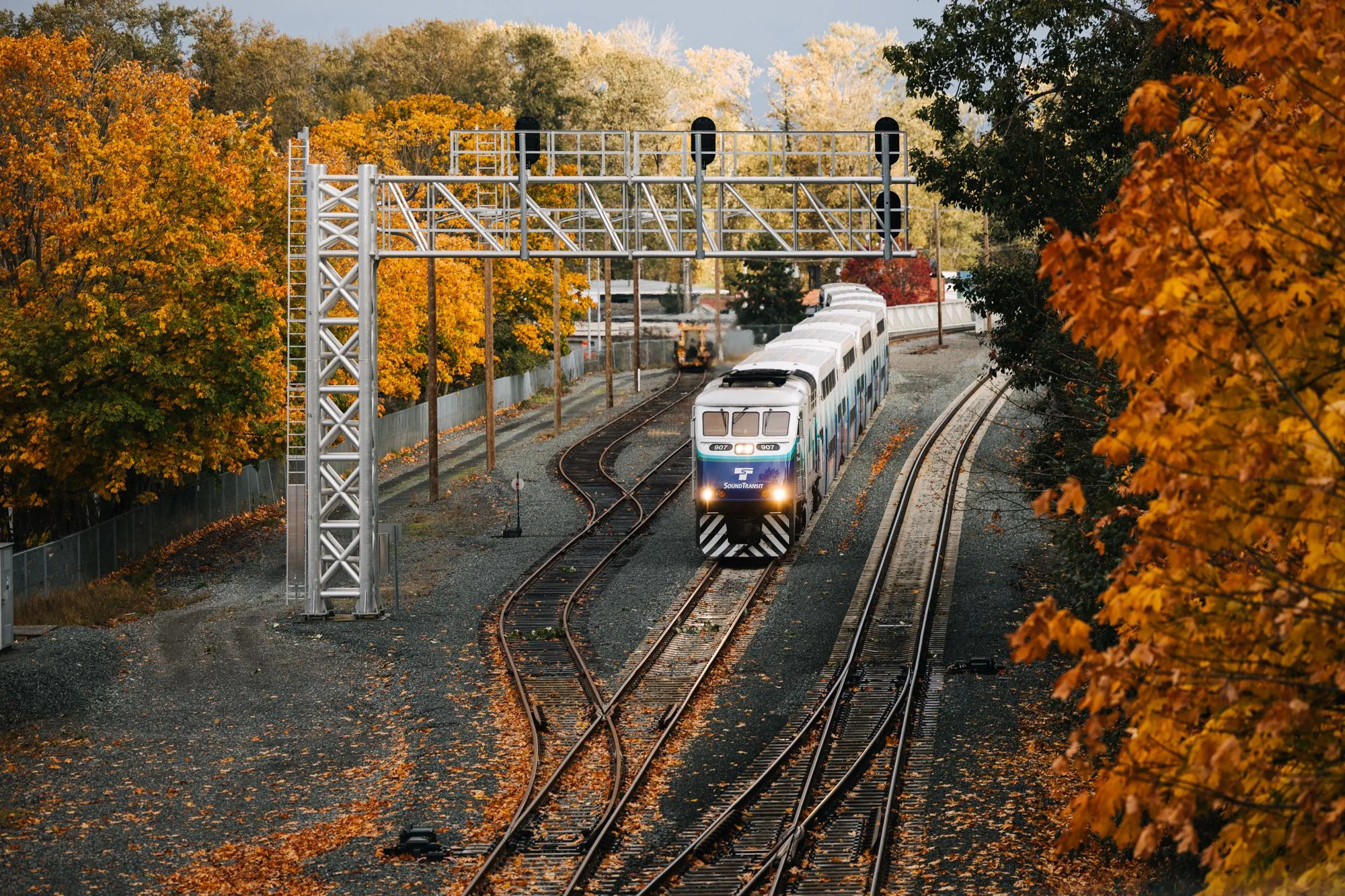 Sounder Commuter Rail passing through Mukilteo WA - 1920x1080 picture 1 of 1