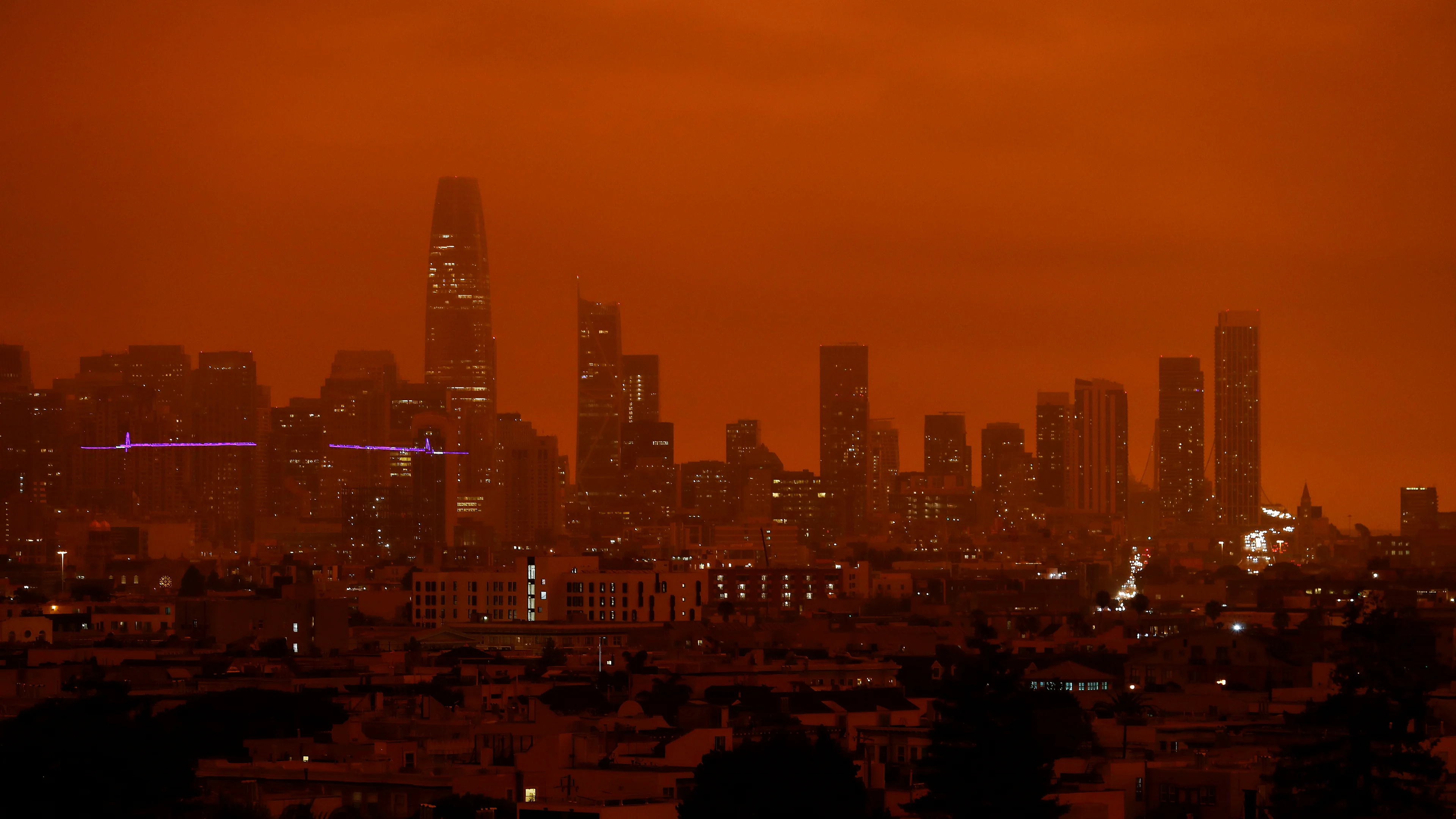 Smoke from California wildfires blocks out sun in San Francisco picture 1 of 1