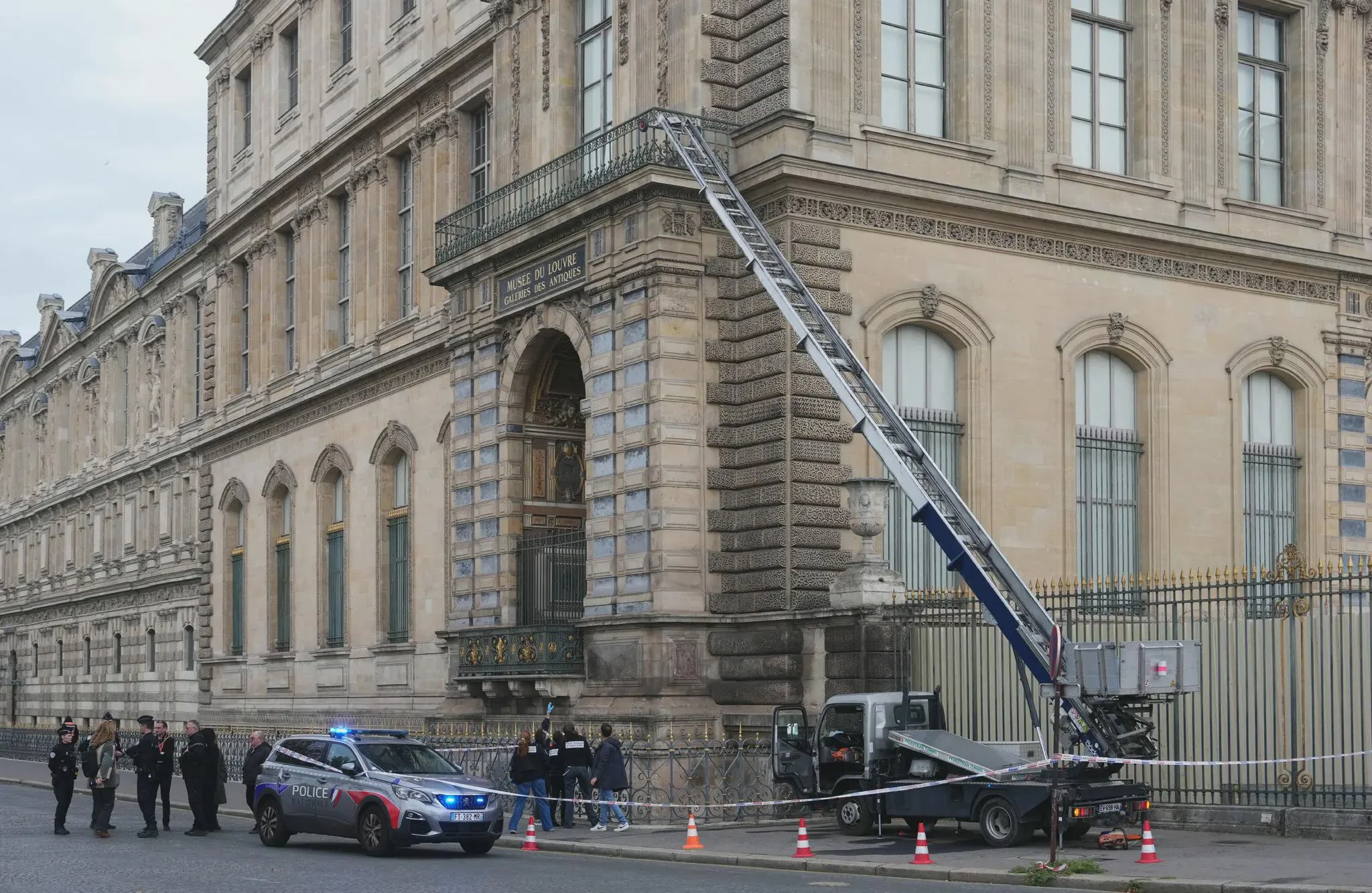 Louvre Robbery Powered Escape Ladder picture 1 of 1
