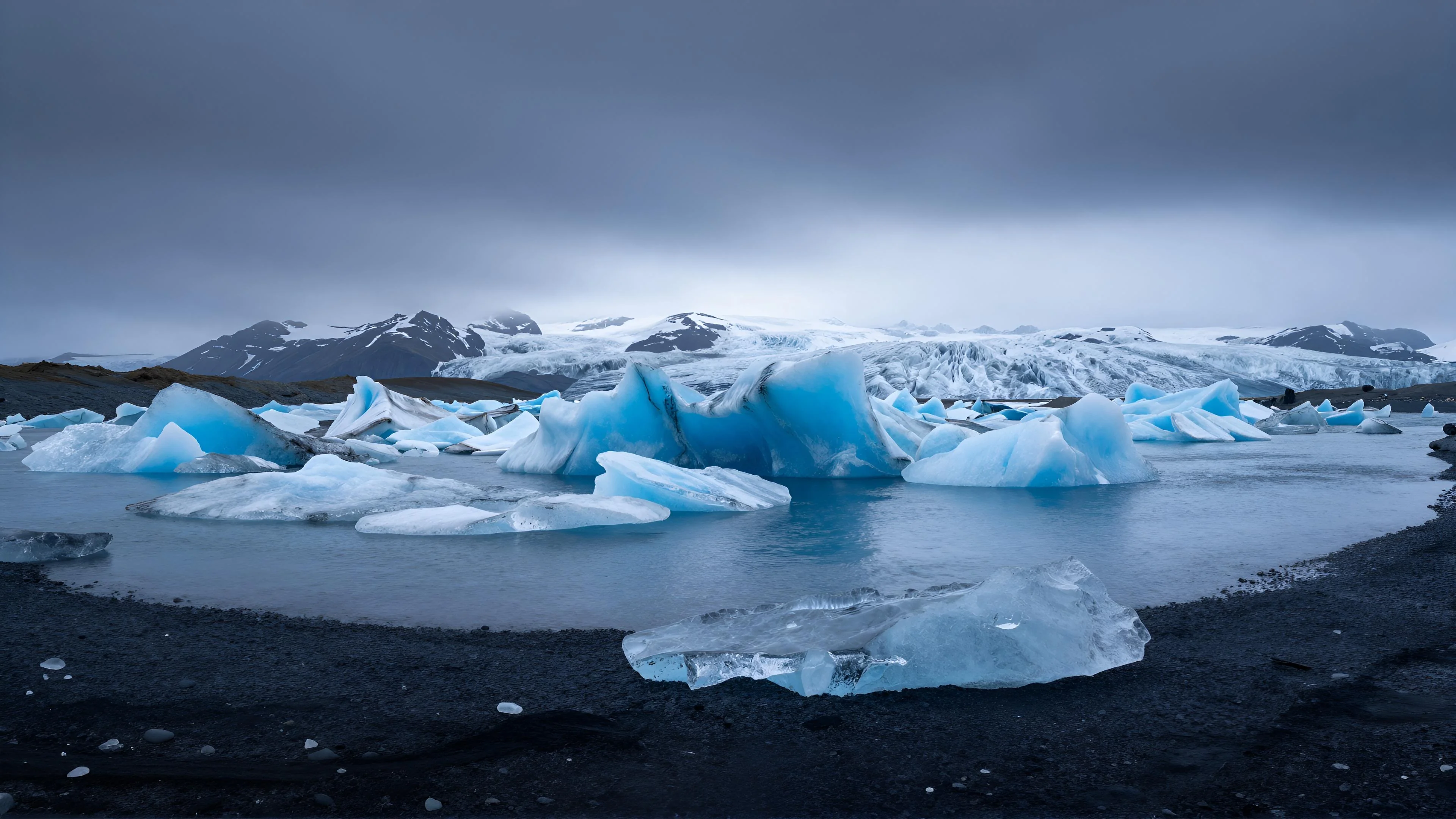 Icelandic Glacier Lagoon: Diamond Beach picture 1 of 1