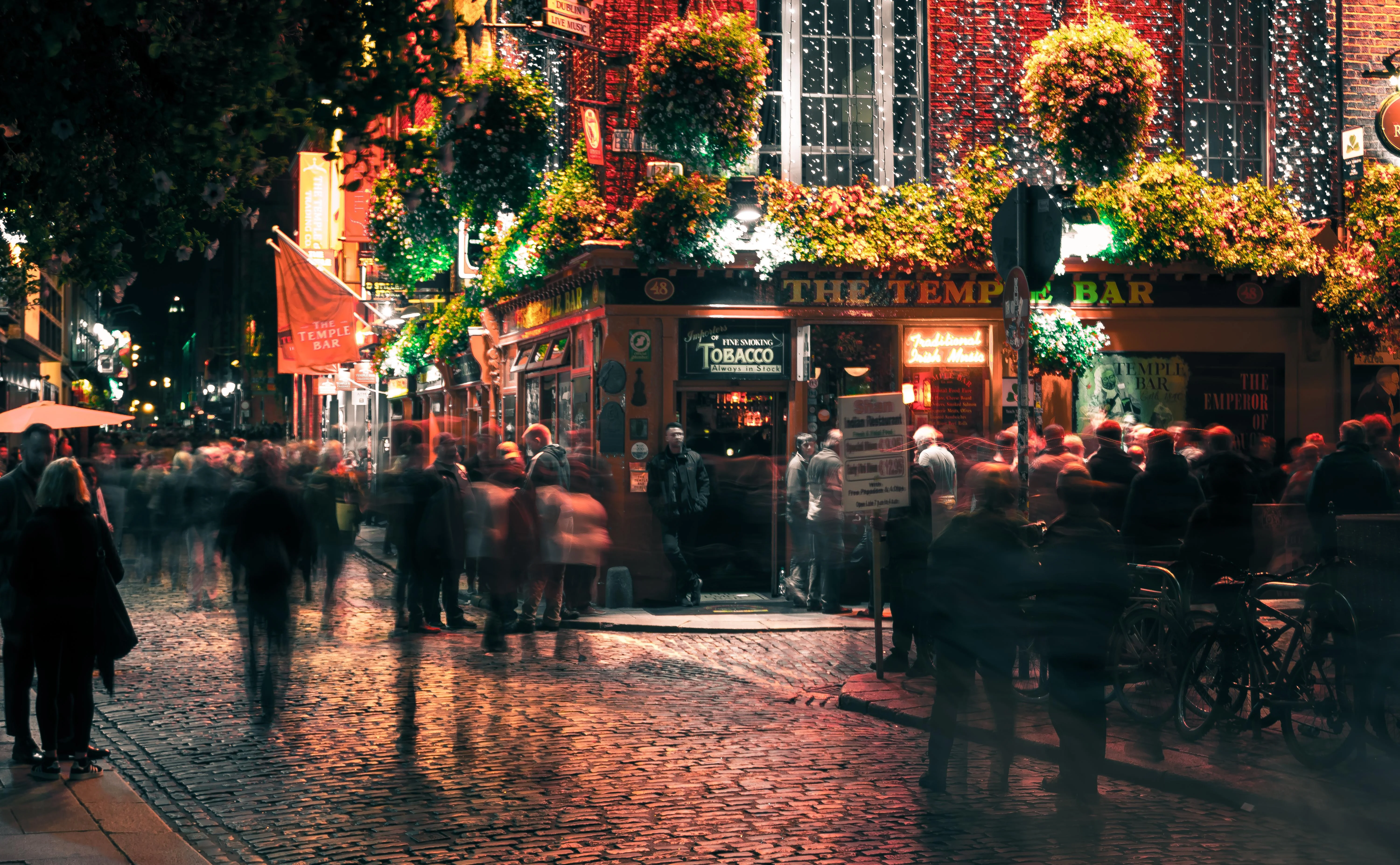 Picture I took last week at the Temple Bar in Dublin - I am new to the photo game pls be kind! picture 1 of 1
